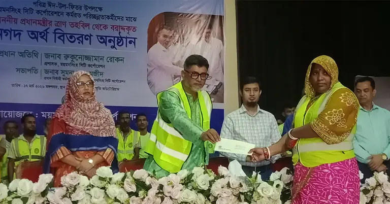 প্রধানমন্ত্রীর ঈদ উপহার তুলে দিচ্ছেন সিটি প্রশাসক